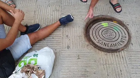 Pisa una alcantarilla en Jerez y se cae hacia el interior