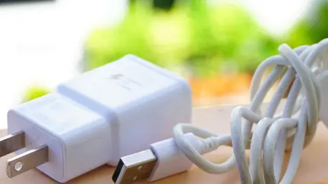 Una ni&ntilde;a ha muerto electrocutada por el cargador de un m&oacute;vil