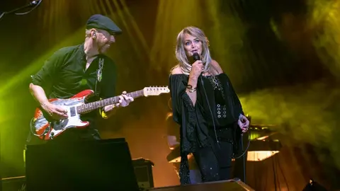 Bonnie Tyler reina en la noche almeriense con su voz rasgada y un concierto el&eacute;ctrico