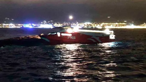 Un ferry choca contra els Malvins en Ibiza