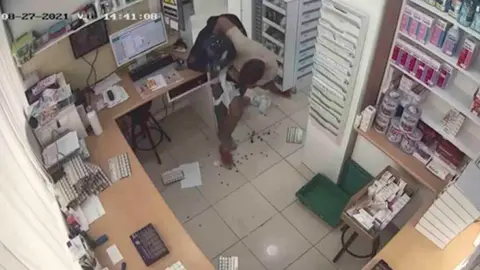 Im&aacute;genes del momento en el que el ladr&oacute;n asesta 20 pu&ntilde;aladas al farmace&uacute;tico