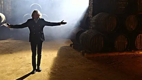 Jos&eacute; Merc&eacute; en una bodega de vinos de Jerez