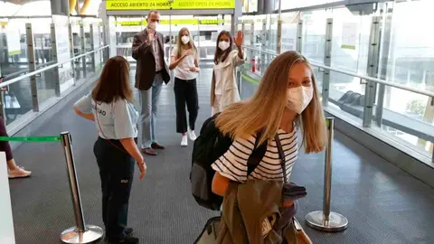 La Familia Real se despide de la princesa Leonor en el aeropuerto de Barajas | Casa Real