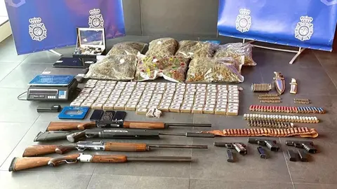 Armas, drogas y utensilios para la venta de estupefacientes requisados en la 'Operaci&oacute;n Dumbo'