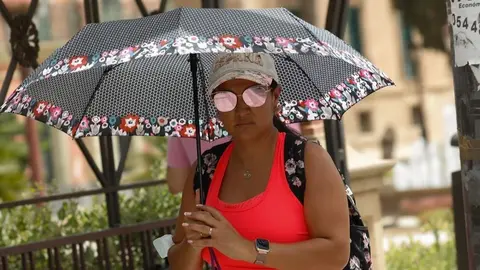 Una mujer se refugia de las altas temperaturas en Andaluc&iacute;a