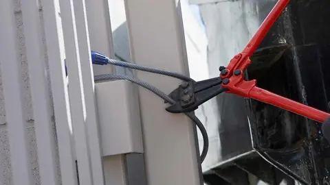 Una familia entera okupa un chalet de lujo en Mijas: "Que nos den una casa y nos vamos"