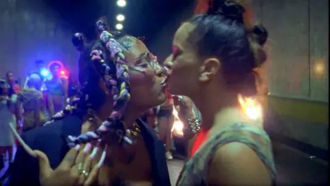 Rosal&iacute;a incendia Youtube con su beso con Tokischa en su nuevo videoclip 'Linda'