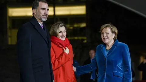 El rey Felipe VI junto a la reina Letizia Ortiz y la canciller alemana Angela Merkel