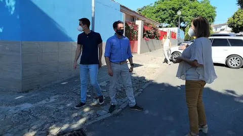 Miembros del PP durante su visita por las calles de Montealto