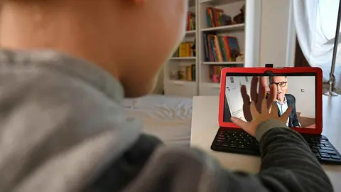 Un padre hablando con su hijo a trav&eacute;s de una tablet