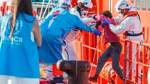 Cruz Roja y Salvamento Mar&iacute;timo rescatan a inmigrantes llegados a la provincia de C&aacute;diz | Archivo