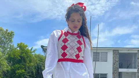 Rosal&iacute;a con el chaleco que ha copiado Shein para su nueva colecci&oacute;n