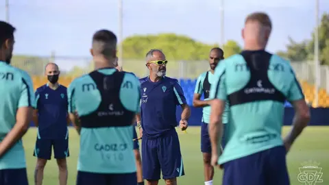 &Aacute;lvaro Cervera dirige una sesi&oacute;n de entrenamiento en la ciudad deportiva amarilla.