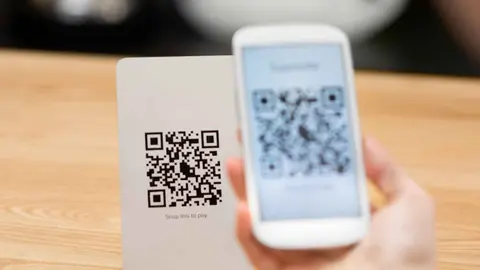 Alertan de una estafa en los c&oacute;digos QR