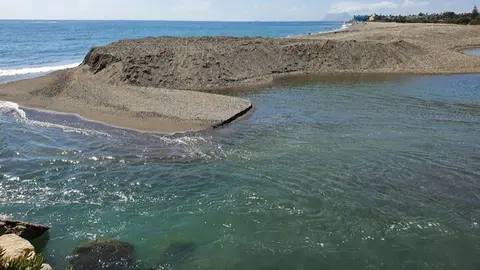 Ecologistas alertan del inminente "cierre" de la bocana del r&iacute;o Guadiaro por "tercera vez en una semana"