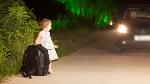 Una ni&ntilde;a ha sido abandonada en plena carretera de noche