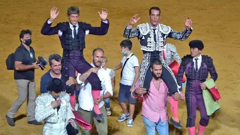 Escribano y Moral, a hombros