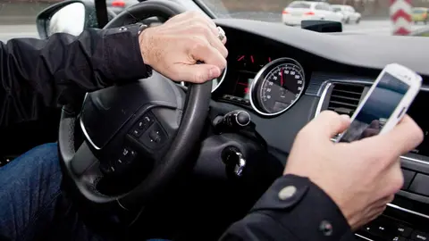 Lo ten&iacute;a todo: Pillado en Granada conduciendo con el m&oacute;vil en la mano, bebido y sin puntos en el carn&eacute;