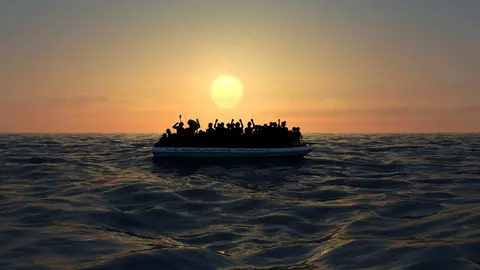 Una patera con 15 inmigrantes, cuatro de ellos menores, llega a la playa en la capital gaditana