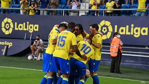 El C&aacute;diz CF celebra un gol en su &uacute;ltimo encuentro en el Nuevo Mirandilla ante CA Osasuna