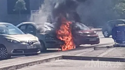 El coche de una trabajadora del Centro Comercial Carrefour Jerez Norte salta en llamas