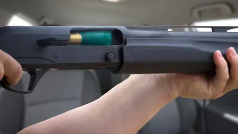 Amenazan a la Polic&iacute;a Nacional en Almer&iacute;a a punta de escopeta cargada para disparar