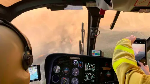 Un helic&oacute;ptero en las labores de extinci&oacute;n del incendio de Sierra Bermjea, en la provincia de M&aacute;laga | INFOCA