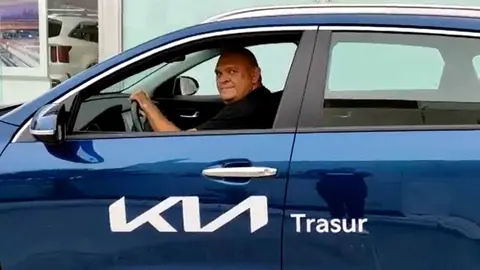 Luis Lara en el nuevo coche de la marca KIA