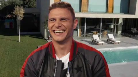 La incre&iacute;ble casa de Joaqu&iacute;n a las afueras de Sevilla donde vive con su mujer y sus hijas