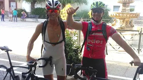 De Jerez a Galicia: Dos ciclistas abanderan la lucha contra el c&aacute;ncer en el Camino de Santiago