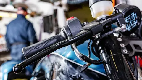 Lleva la moto al taller y descubre que se la llevan por la autopista a 222 kil&oacute;metros por hora