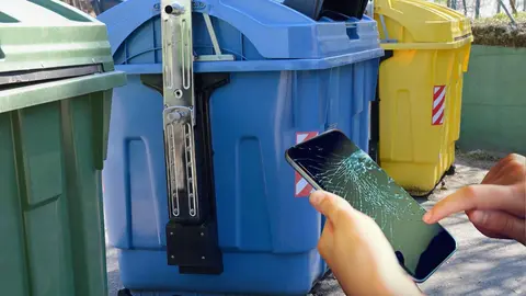 Un m&oacute;vil junto a un contenedor de basura