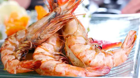Los langostinos de Sanl&uacute;car a la plancha, una delicia culinaria