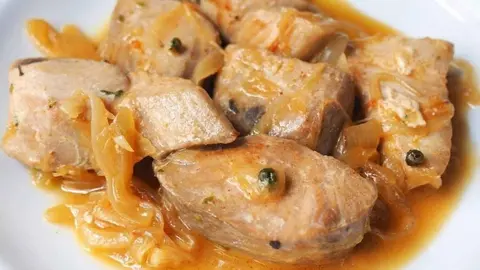 At&uacute;n encebollado al estilo de Barbate