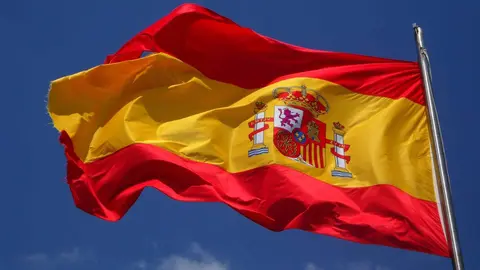 Bandera de Espa&ntilde;a en la avenida de la Constituci&oacute;n en Granada