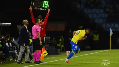 Santiago Arzamendia salta al c&eacute;sped del Estadio Abanca Bala&iacute;dos