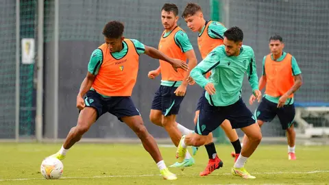 Los jugadores trabajan en la ciudad deportiva