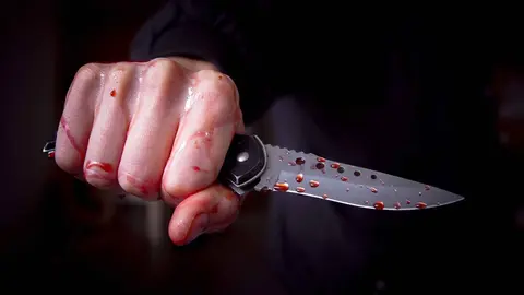 Un hombre armado con una navaja