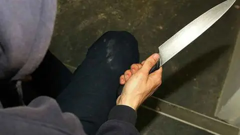 Un hombre ha amenazado con un cuchillo a menores en Granada