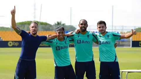 Jugadores del C&aacute;diz CF entrenan en la ciudad deportiva