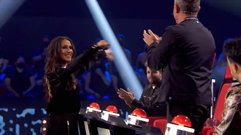 La "pata&iacute;ta" de Mal&uacute; por buler&iacute;as en 'La Voz' mientras Alejandro Sanz hace comp&aacute;s