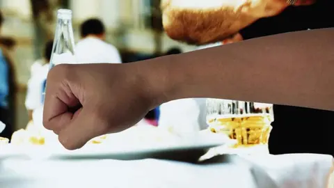 Pega un pu&ntilde;etazo al propietario de un bar porque quer&iacute;a una cerveza en Granada