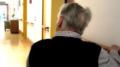 Un anciano ha sido estafado por una joven en M&aacute;laga