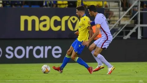 Rub&eacute;n Sobrino cubre el bal&oacute;n ante la insistencia de Sergio Busquets