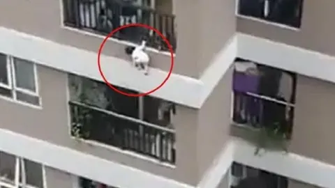 Una ni&ntilde;a ha ca&iacute;do desde un balc&oacute;n en Teruel