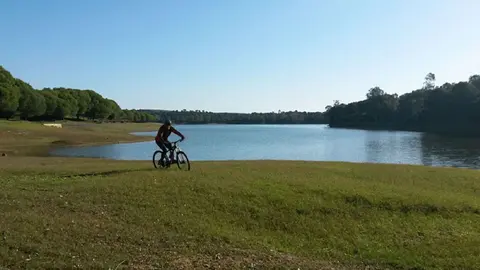 Un ciclista ha resultado accidentado tras caer al embalse de El Gergal