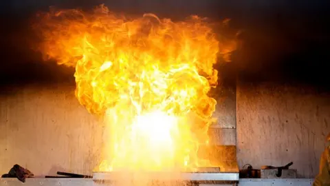 Casa ardiendo en La L&iacute;nea