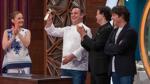 El jerezano &Aacute;ngel Le&oacute;n recibe la cuchara de oro de Masterchef