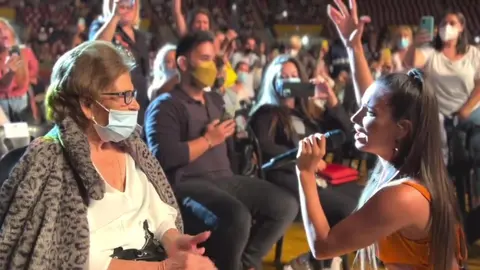 India Mart&iacute;nez cant&aacute;ndole a su abuela