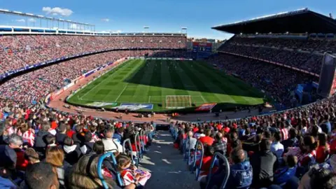 Campos de f&uacute;tbol llenos en Espa&ntilde;a